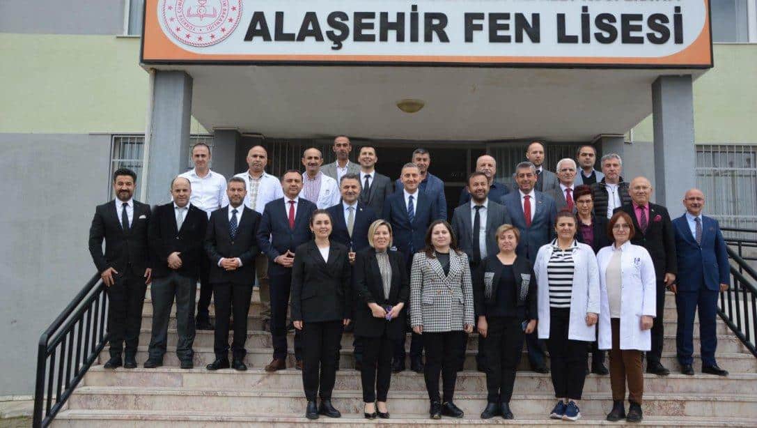 MEB Bakan Danışmanı Sayın Yüksel ARSLAN ve Öğretmen Atama Daire Başkanı Sayın Mehmet GÜRSOY Alaşehir Fen Lisesi'ni ziyaret ederek, öğretmenlerimizle toplantı gerçekleştirdiler.
