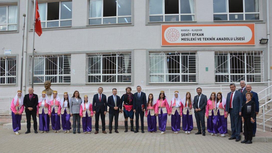 MEB Bakan Danışmanı Sayın Yüksel ARSLAN ve Öğretmen Atama Daire Başkanı Sayın Mehmet GÜRSOY, Alaşehir Şehit Efkan Mesleki ve Teknik Anadolu Lisesi ziyaret ettiler.