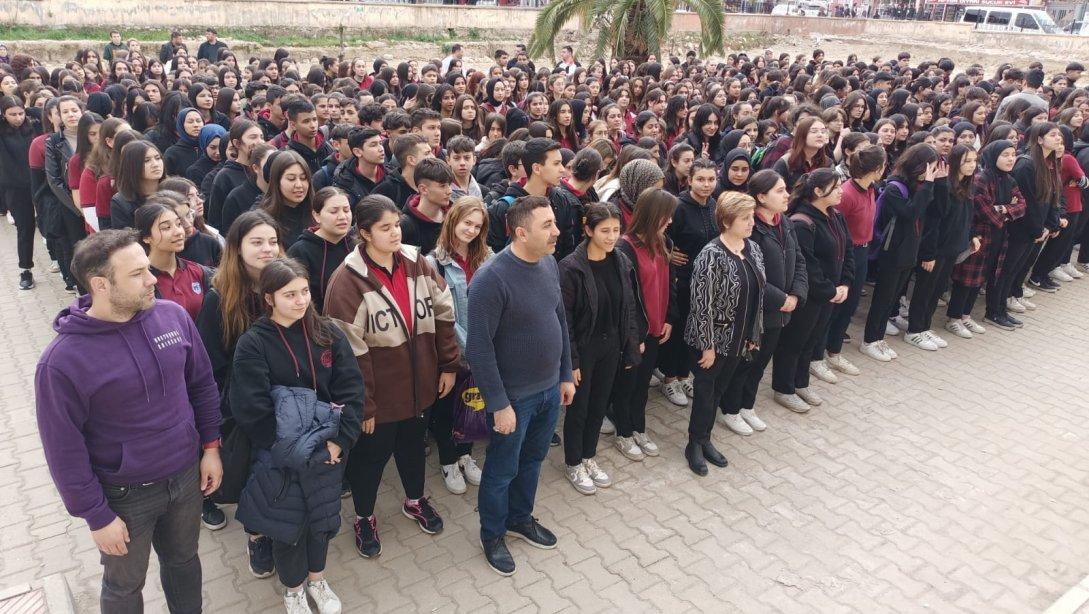 İlçe Milli Eğitim Şube Müdürümüz Yasemin ORAL hafta kapanışı Cuma Günü Bayrak Törenine Alaşehir Şehit Efkan Mesleki ve Teknik Anadolu Lisesi'nde katıldılar.