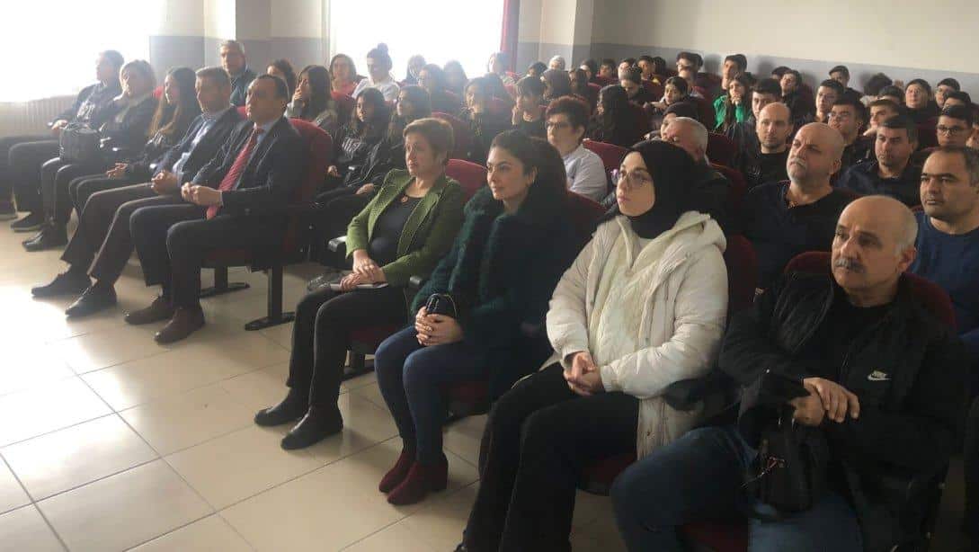 İl Koordinatörü Mine AYYILDIZ Tübitak Bilim Olimpiyatları tanıtım toplantısını iki grup halinde gerçekleştirdi.