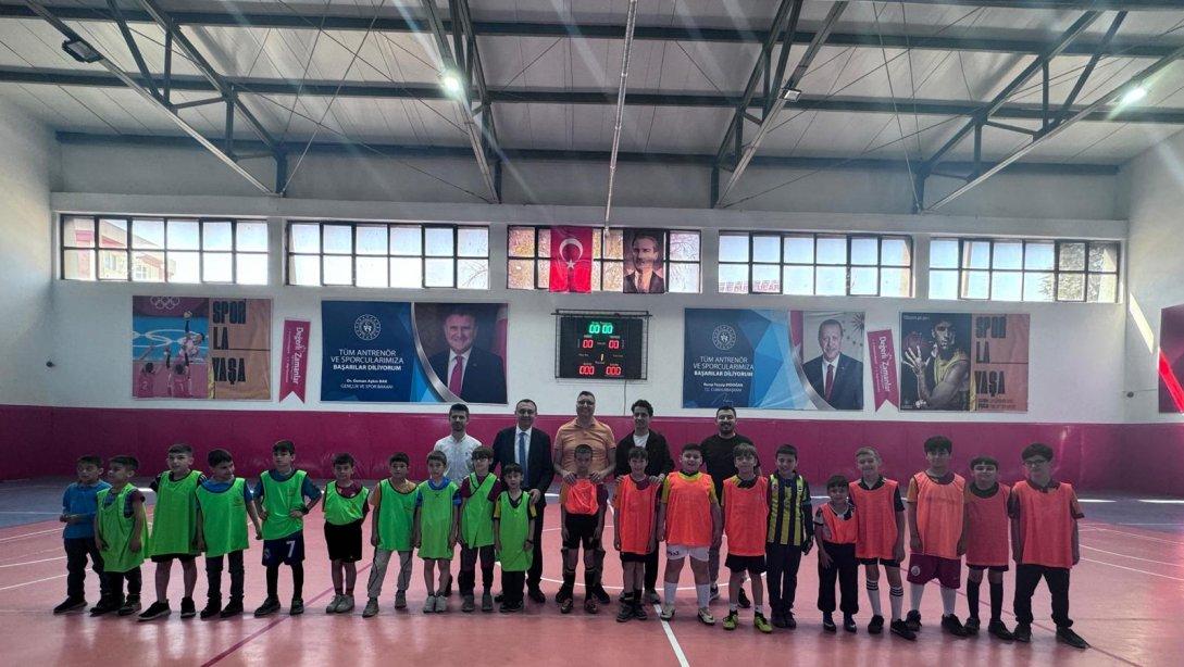 Alaşehir Gençlik ve Spor İlçe Müdürlüğünce düzenlenmiş olan 25 takımın katıldığı İlkokullar Arası Futbol Turnuvası Spor Salonunda başladı.