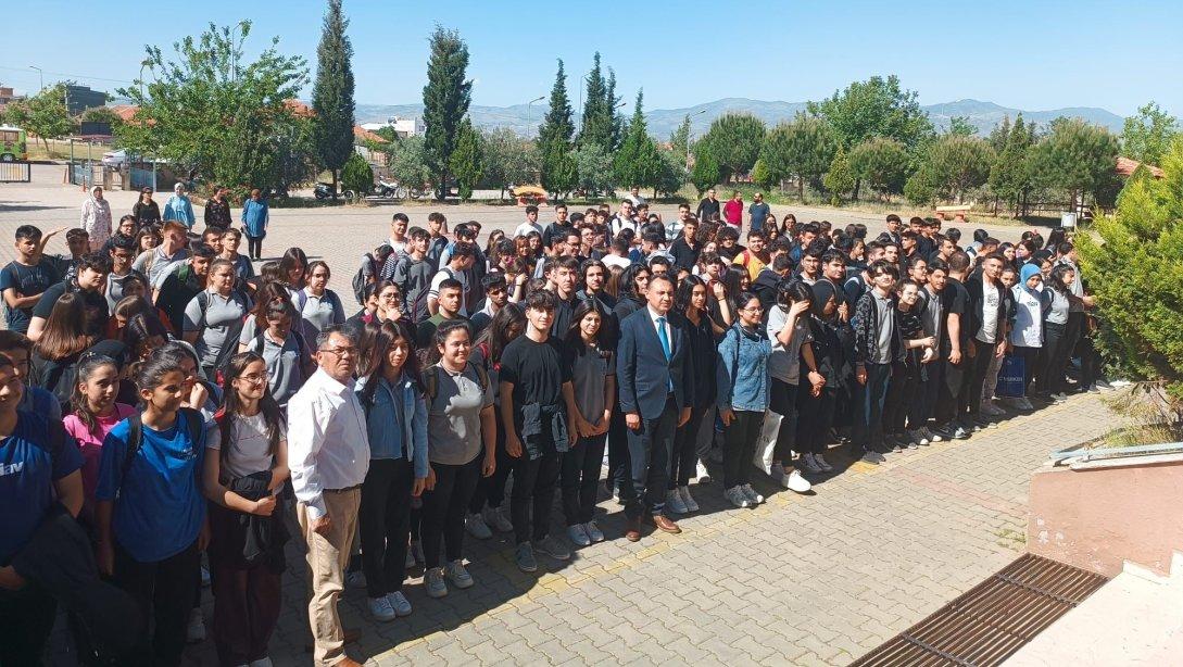 İlçe Milli Eğitim Müdürümüz Hüseyin GÜNEŞ hafta kapanışı Cuma Günü Bayrak Törenine Alaşehir Atatürk Anadolu Lisesi'nde katıldılar.