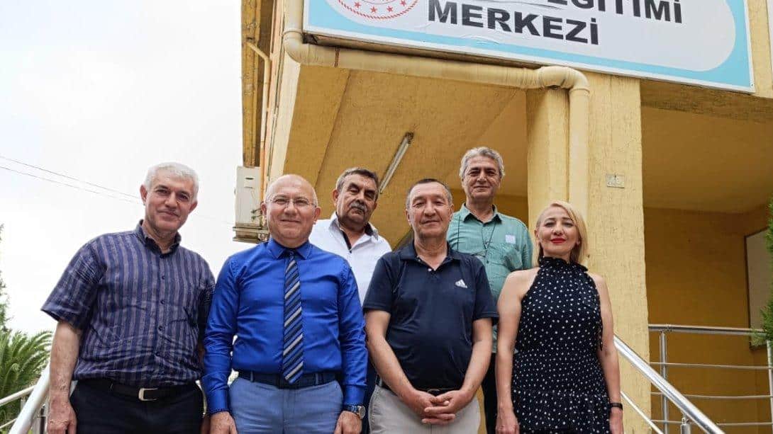 Manisa İl Milli Eğitim Şube Müdürü Bayram Işık, Şube Müdürümüz Latif Akgün ile Halk Eğitim Merkezi Müdürlüğümüzün kurslarını ziyaret ederek, kursiyer ve öğretmenlerle sohbet ettiler.
