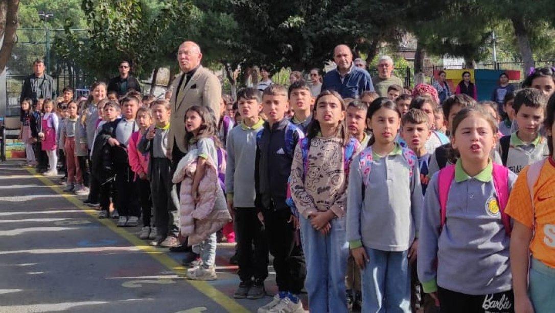 İlçe Milli Eğitim Şube Müdürümüz Latif Akgün hafta kapanışı Cuma Günü Bayrak Törenine Yıldırım Beyazıt İlkokulunda katılmıştır.