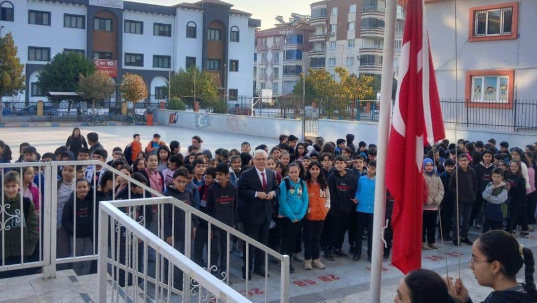 İlçe Milli Eğitim Müdürümüz Fikri Çetinkaya hafta başı Bayrak Törenine Alaşehir Cumhuriyet  İlkokul/Ortaokulu'nda katıldı.