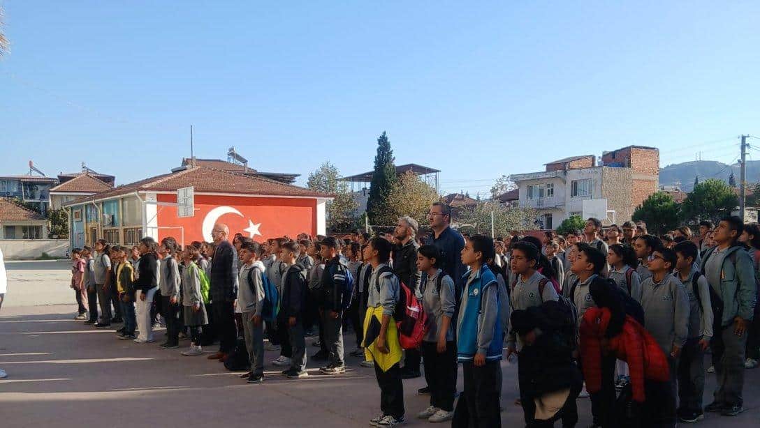 İlçe Milli Eğitim Şube Müdürü İrfan Kahraman hafta kapanışı Cuma Günü Bayrak Törenine Fatih Ortaokulunda katıldılar.